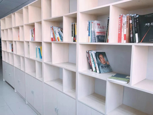 书香传递，情暖患者