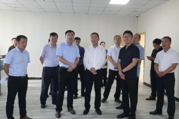 泰山区委书记张培峰到“重 点服务业企业”心康医院现场调研