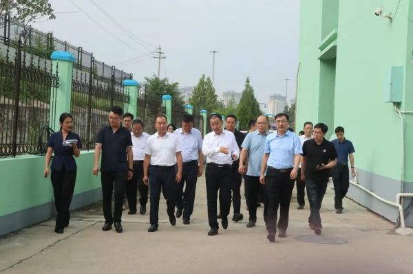 泰山区委书记张培峰到“重 点服务业企业”心康医院现场调研