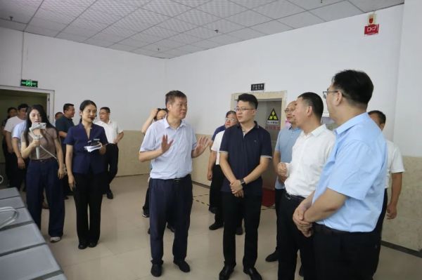 泰山区委书记张培峰到“重 点服务业企业”心康医院现场调研