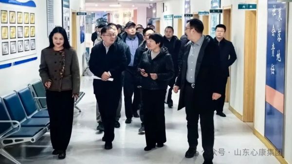 泰山区张玲副区长带队到弘康颐养中心开展数字经济产业发展智慧养老调研