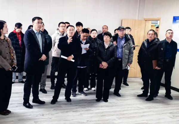 泰山区张玲副区长带队到弘康颐养中心开展数字经济产业发展智慧养老调研