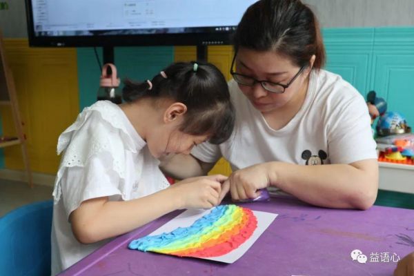 用色彩体验春天——益语心康复中心举办自闭症儿童艺术创作